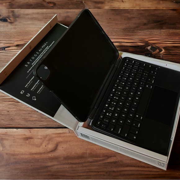 Brydge Air MAX+ Bluetooth iPad Keyboard / case - for iPad Air 5th Generation - Picture 2 of 3